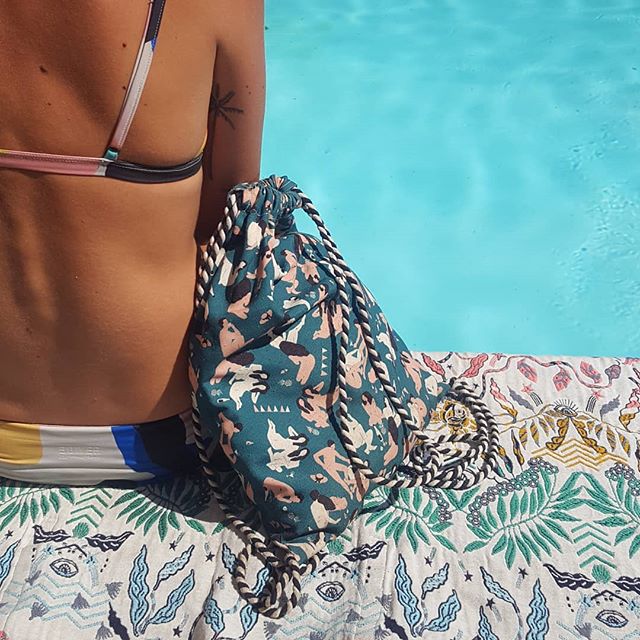 Picnic bag Akagii and its blanket !
Bag's Print from Akagii textile design studio.
#assiseauborddelapiscine #maillotdebain #swimwear #swimming #piscine #swimmingpool #blanket #tan #bikini #bikinigirl